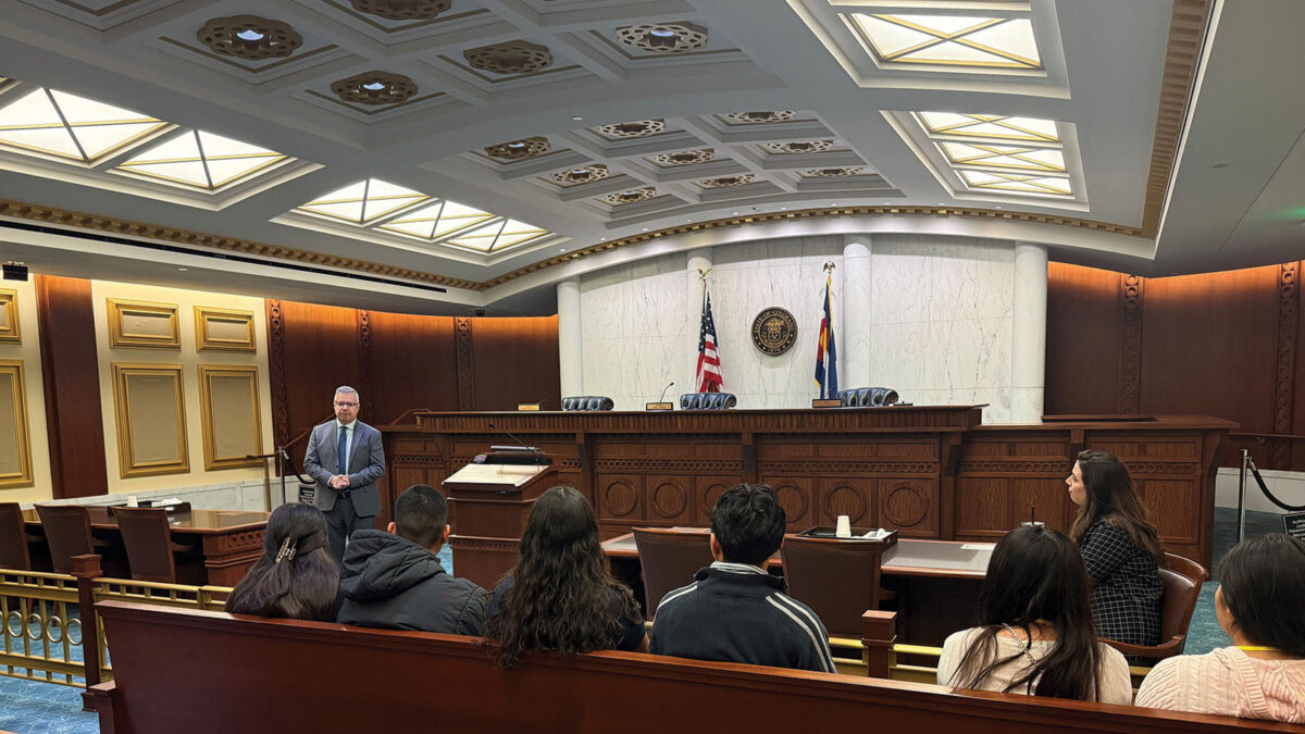 Chief Judge Román meets with students from Voces Latinas, a leadership program for Latino high school students.